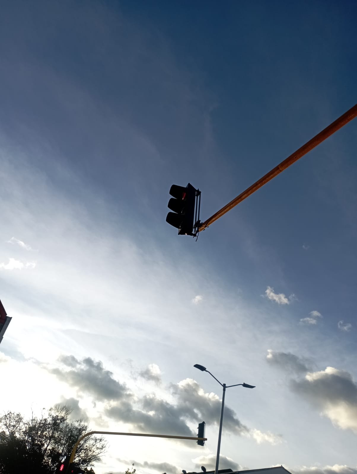 Semáforo y Cielo