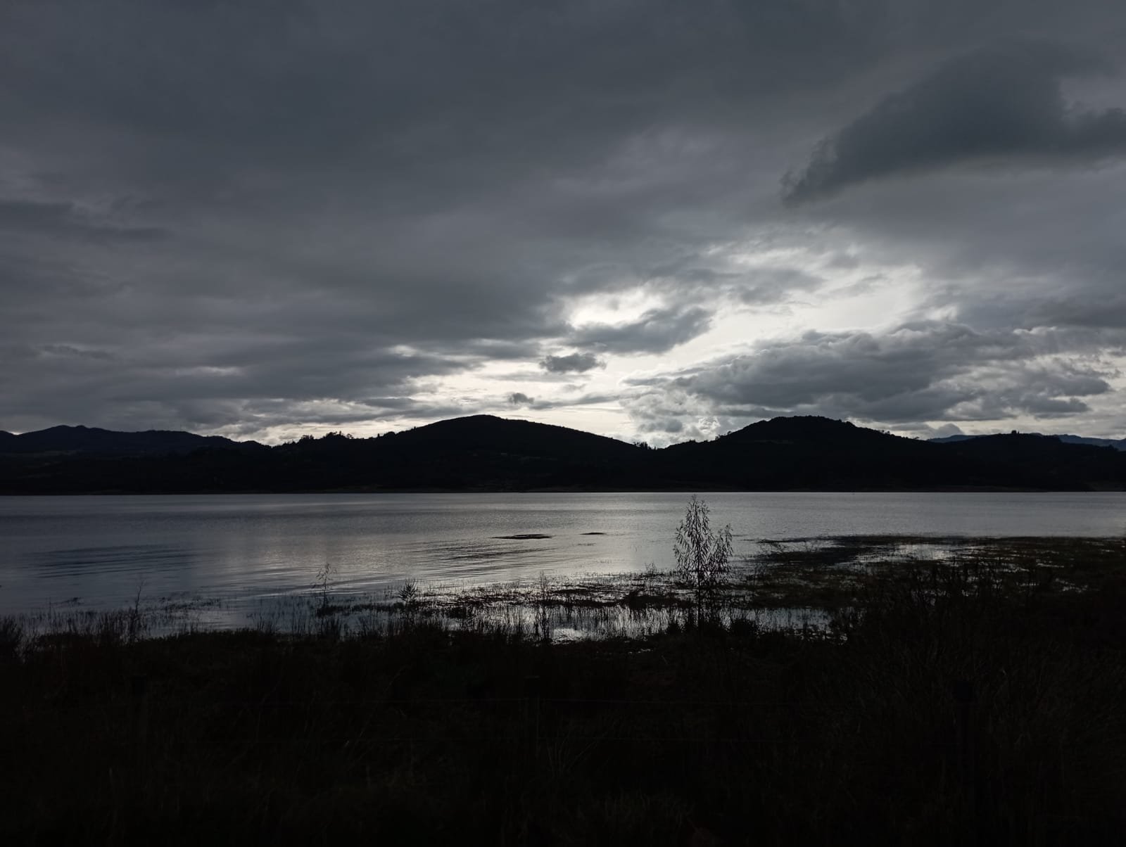 Lago y Cielo Nublado